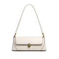 Détail de sac porté épaule baguette blanc minimaliste avec un fermoir doré élégant. - Blanc