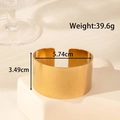 Goldenes, breites offenes Edelstahl-Armband mit Blumenmuster auf Gipsständer - Breite Gebürstete Oberfläche-Stil / Gold