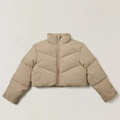 Kurze beige Daunenjacke mit Stehkragen und breiter V-Steppung, wasserfestes Design - S / Verblasste Wüste