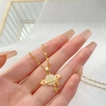 Collier doré avec pendentif planète Saturne orné de zircons et petites étoiles chic - Anneau de Saturne