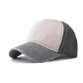 Dettaglio del bordo sfrangiato e cuciture a contrasto sul cappello bicolore lavato - Grigio a Contrasto
