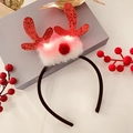 Dettaglio del cerchietto natalizio con corna di renna a LED e decorazioni festive - 32# Cerchietto con Corna Rosse Rugose con Pelliccia Bianca