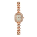 Elegante orologio da donna quadrato in oro rosa con strass lucidi su uno sfondo bianco - Solo orologio / Oro rosa