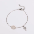 Detailansicht von Silberarmband mit Benediktusmedaille und hohlem Kreuzanhänger aus Stahl - Stahlfarbe