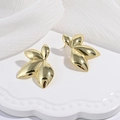 Orecchini a lobo a foglia placcati oro 18K su vassoio bianco ondulato con garza - Oro (VE1571)