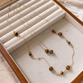 Collana lunga barocca in occhio di tigre con catena dorata regolabile in un astuccio - Collana con perline a piccola sfera dorata in occhio di tigre sfumato con strass - circa 80 cm