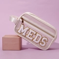 Rosa PVC-Kulturbeutel mit MEDS-Chenille-Patches und goldenen Glitzerbordüren - Weiße Tasche (MEDS)