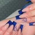 Unghie lunghe a ballerina con glitter blu scuro e motivi a cuore dipinti a mano - Stile Cuore Glitter Blu Profondo (JP2762)