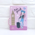 Funda rosa para pasaporte con ilustración de viajera y cierre de banda elástica rosa - Chica Viajera Rosa