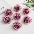 Détail de huit têtes de roses en soie dégradé violet avec feuilles sur magazine - Rouge Sable