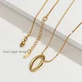 Dettaglio della collana in acciaio dorato con pendente ovale e lunghezza di 45+5cm - Stile D-Ciondolo Ovale Cavo / Oro