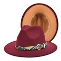Détail du chapeau fedora bordeaux avec doublure camel et ruban à motif peau de serpent - M (56-58cm) / Bordeaux et camel