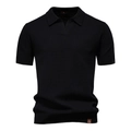 Vue macro de la texture tricotée noire et détails du col sur ce polo à manches courtes homme - S / Noir