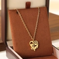 Collier cœur doré avec pendentif mère et enfant présenté dans une boîte cadeau à bijoux - Style strass étreinte mère et enfant cœur (KN292756-Z)