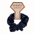 Elastico in raso blu scuro su cartoncino a rombo con scritta Tie the Knot - Blu navy
