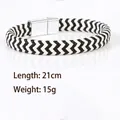 Dettaglio del bracciale in pelle intrecciata da 21 cm con chiusura magnetica e peso 15 g - Filo Singolo / Strisce Bianche e Nere