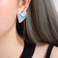 Pendientes de corazón iridiscentes de titanio plateado usados por una modelo - Pendientes Color Acero (F935)