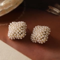 Eleganti orecchini a lobo quadrati con perle finte bianche e base in metallo dorato - Quadrifoglio in Perla Dorata