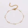 Detalle de pulsera de cadena dorada con perlas blancas y cierre de langosta ajustable - Pulsera / Dorado