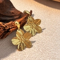 Goldene Blumenohrringe aus gebürstetem Edelstahl mit fein detaillierten Blüten - Goldene Blumenohrringe