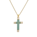 Collana a croce placcata in oro con perline turchesi e zirconi su sfondo bianco - Croce intarsiata turchese in oro