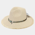 Strohhut-Detail mit türkisfarbenen Perlen, Blattanhängern und Fransenrand-Design - Einheitsgröße (56-59cm) / Beige
