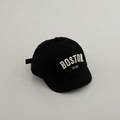 Detailansicht der 3D-Boston-Stickerei auf einer schwarzen Baumwoll-Babykappe mit kurzem Schirm - Boston-Schwarz