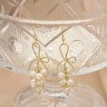 Elegant 18k gold bow earrings with white pearl clusters and vintage twisted metal finish - Bow / Gold