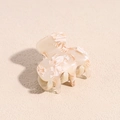 Gedetailleerde close-up van de elegante marmertextuur op de melkwitte acetaat haarklem clip - Beige Marmer