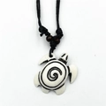 Collana con ciondolo a tartaruga in finto osso intagliato a mano con cordino nero regolabile - I-2/Tartaruga Spirale Bianco Sporco