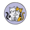Runde Metall-Emaille-Anstecknadel mit zwei umarmenden Comic-Katzen auf lila Hintergrund - Lila Hintergrund Umarmende Katzen Stil (C2940-1)