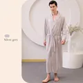 Peignoir homme gris argenté en tissu gaufré avec col châle et ceinture à nouer - XL / Style Homme / Gris Argent