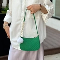 Sac sous le bras vert à texture en V avec chaîne dorée et pompon blanc - Vert