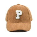 Detail der Cord-Baseballkappe mit 'P'-Stickerei und goldenen Pailletten - P-Buchstaben Aufnäher (Braun)