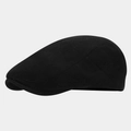 Détail de la casquette plate noire tricotée montrant la texture fine et le style épuré - Réglable / Noir