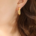 Boucles d'oreilles minimalistes en forme de U en acier titane doré au fini miroir lisse - Or
