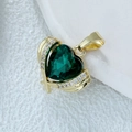 Pendentif cœur doré avec une grande pierre précieuse verte et détails en zircon blanc - Cœur de Pêche-Vert