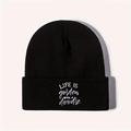 Zwarte gebreide muts met Life is Golden with a Doodle borduursel op witte basis - Zwart