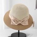 Dettaglio di un cappello di paglia bicolore con fiocco di raso ed etichetta UV CUT - Regolabile / Calotta Beige Tesa Cammello Con Fiocco