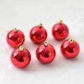 Sechser-Set glänzende rote Christbaumkugeln mit goldenen Schnüren auf Schnee-Hintergrund - 6cm / Glänzend Rot