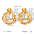 Vista detallada de los pendientes de aro dorados de triple capa con dimensiones - Estilo Dorado de Tres Capas Anidadas (HC-E10835)
