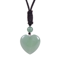 Dettaglio del ciondolo in giada verde a cuore con cordino nero regolabile per collana - Avventurina Verde