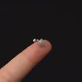 Orecchino a forma di tartaruga in argento con zirconi mostrato sul polpastrello - Stile Tartaruga (347-1#S) / Argento