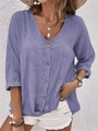 Détail de la chemise violette à col en V avec boutons en bois et manches retroussées - S / Hauts / Violet