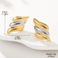 Nahaufnahme von wellenförmigen C-Ohrringen mit Gold- und Silber-Metallic-Finish - Gold & Silber Geschichtete Welle