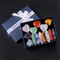 14-teiliges Naturkristall-Geschenkset mit 7 Herzsteinen und 7 Sechskantsäulen in blauer Box - 14-teiliges Set (Sechseckige Säulen & Herzen) / Mit Geschenkbox