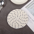 Sous-verre minimaliste en corde de coton tissé blanc crème avec surpiqûres bleu foncé - Points Gris