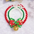Dettaglio del collare natalizio in maglia per animali con fiocco e campanello oro - Taglia S (20-25cm) / Cravatta Rossa con Fiocco di Natale Campanello Dorato