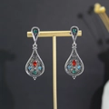 Details von Vintage-Boho-Ohrringen mit roten Steinen und Perlenquasten auf Goldständer - Retro Rot Blau Grün Strass Tropfen Stil (E2946-3)