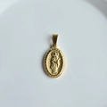 Pendente ovale vintage Saint Genevieve in acciaio inossidabile dorato lucido - N. 3 (Santa Genoveffa)